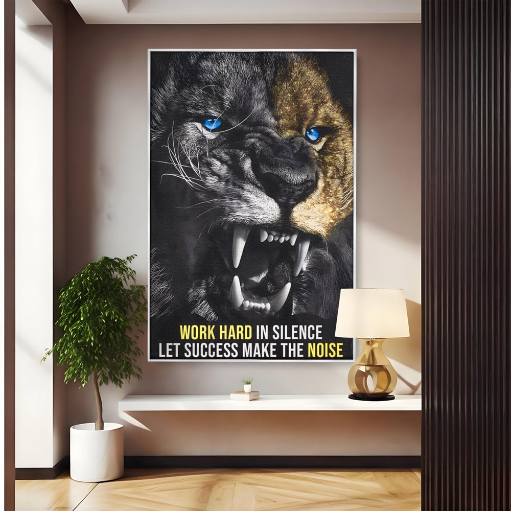 Tablou canvas cu tablou canvas cu leu fioros, in rama de aluminiu argintiu